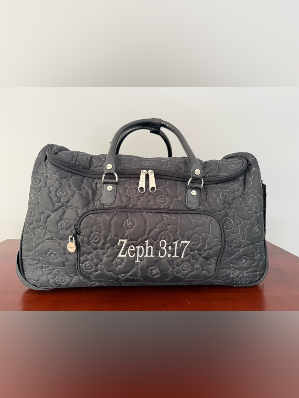 🌸 Thirty-One Wheeled Weekender Bag in Black with gray floral quilted texture